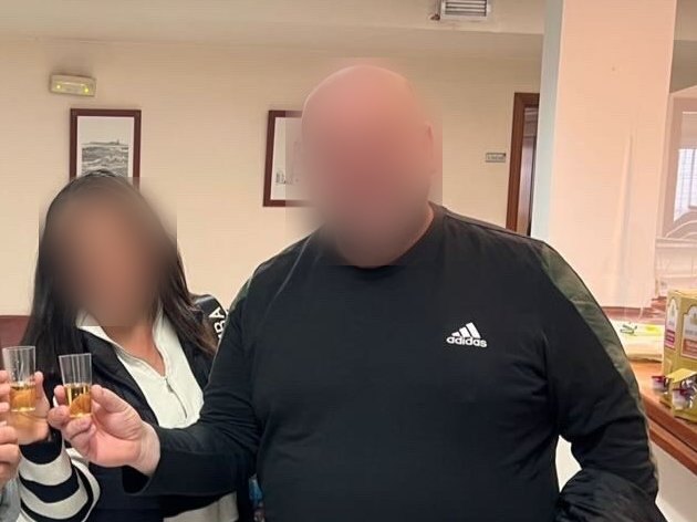 Clientes brindando tras firmar la compraventa