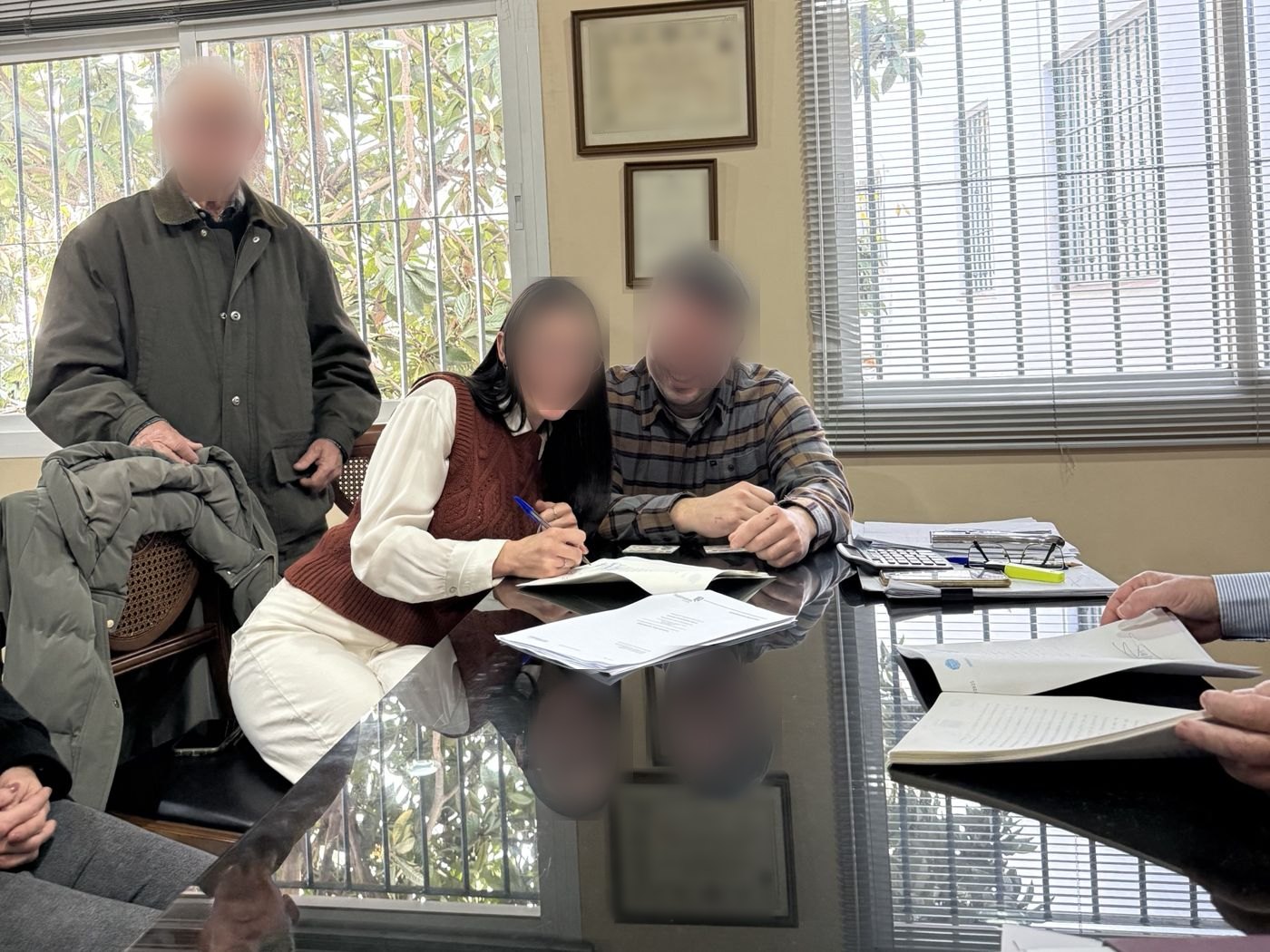 Clientes firmando la compraventa en notaría