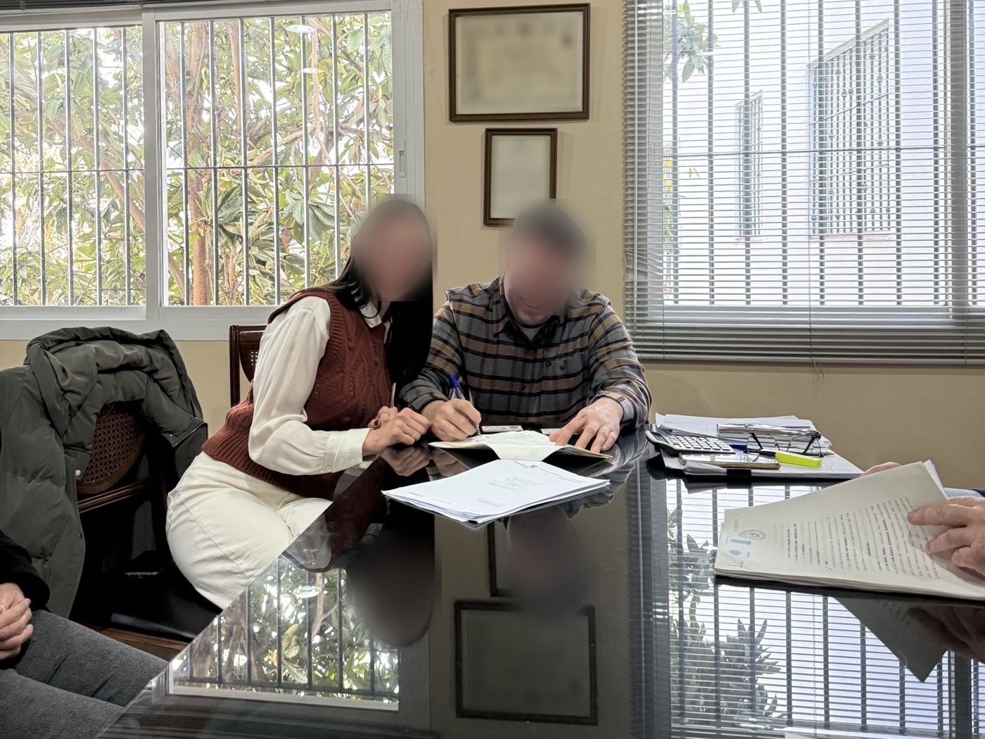 Pareja firmando la compraventa de su vivienda