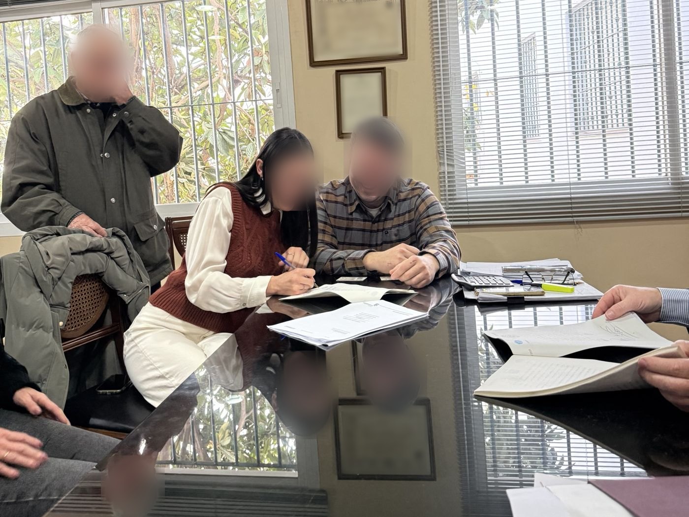 Clientes firmando en notaría acompañados por Tierra de Ensueños